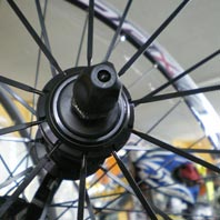 Cómo alinear y centrar una rueda de Mountain Bike