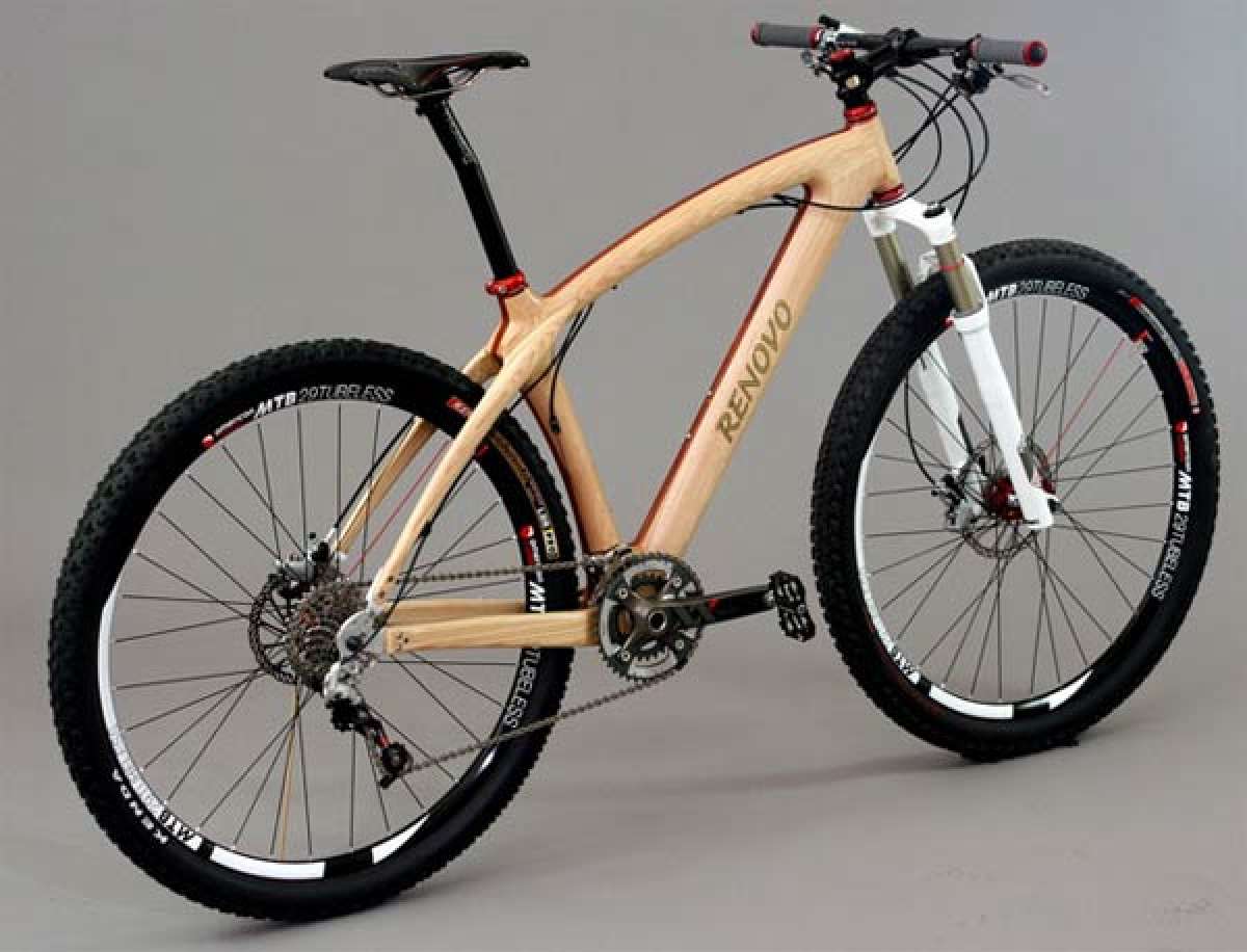 Bicycles. Impresionantes bicicletas de y carretera en madera