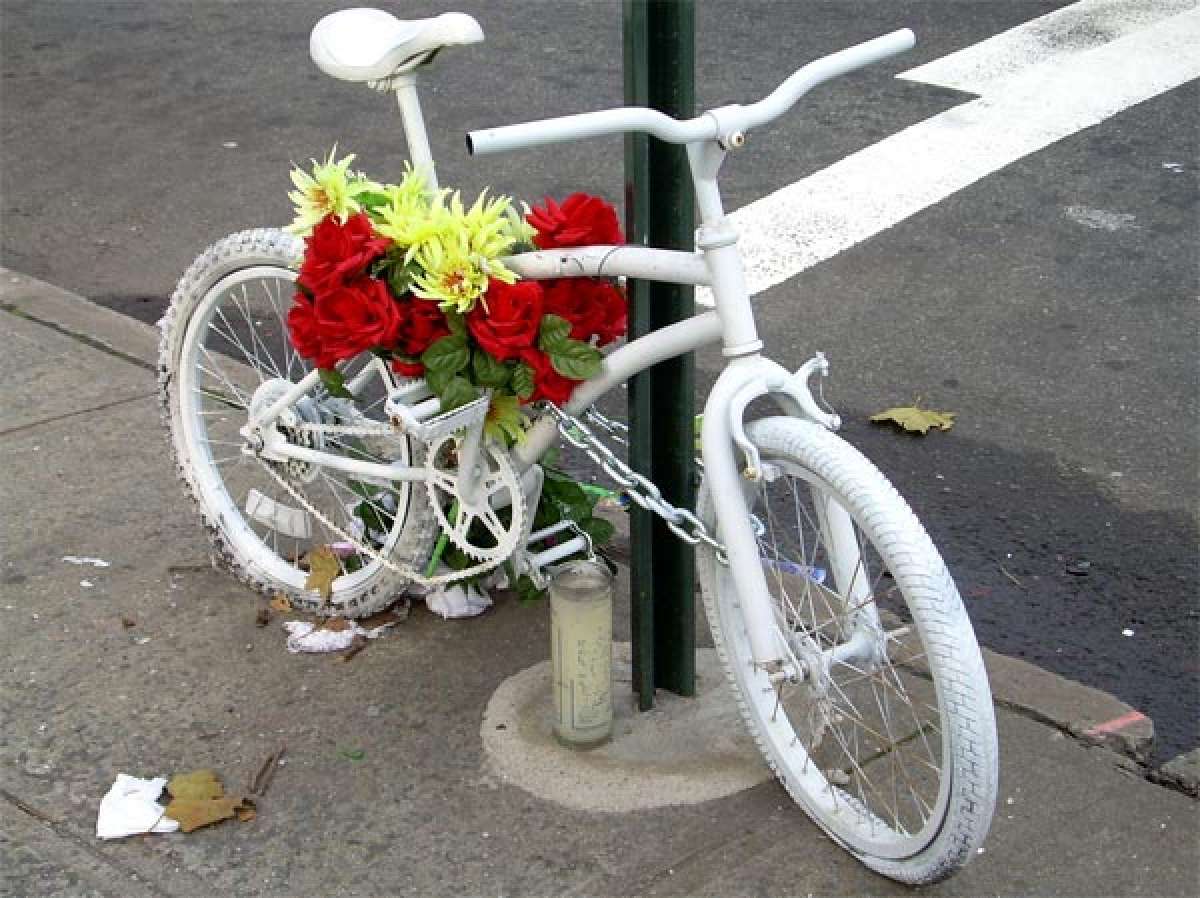 Las bicicletas fantasma. Un curioso homenaje póstumo a los ciclistas fallecidos en ruta