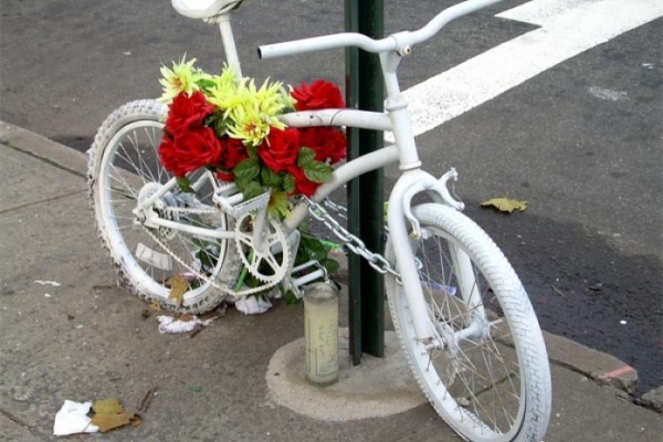Las bicicletas fantasma. Un curioso homenaje póstumo a los ciclistas fallecidos en ruta