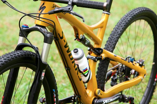 La nueva Specialized Epic S-Works 29er de Jaroslav Kulhavy en color oro olímpico, con edición limitada disponible