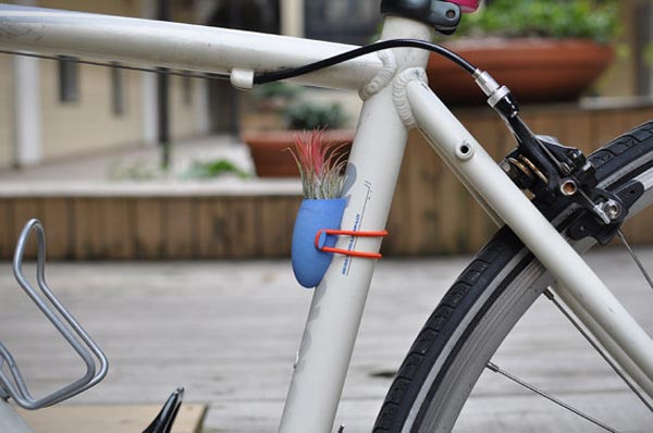 Para ciclistas muy ecológicos: Macetas portátiles para instalar en bicicletas