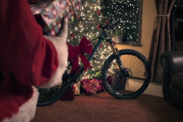 Video: "Rad Santa", el divertido anuncio promocional navideño de Rocky Mountain