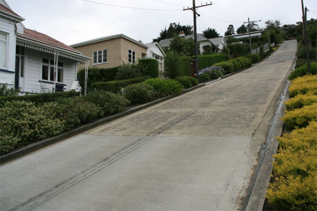 Video: Baldwin Street, la carretera pavimentada más empinada del mundo