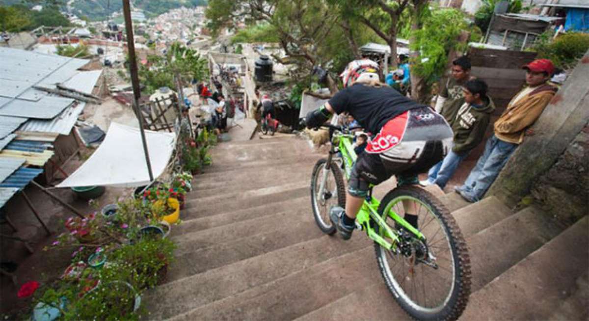 Video: Vertiginoso descenso urbano por las calles de la ciudad mexicana de Taxco