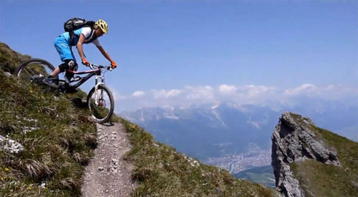Video: Rodando rutas técnicas por las montañas de El Tirol (Alpes, Europa)