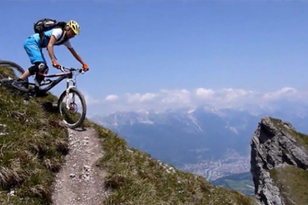 Video: Rodando rutas técnicas por las montañas de El Tirol (Alpes, Europa)