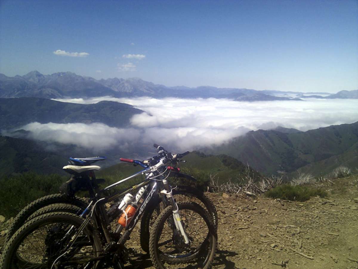 La foto del día en TodoMountainBike: 'Nubes, bicis y montañas'