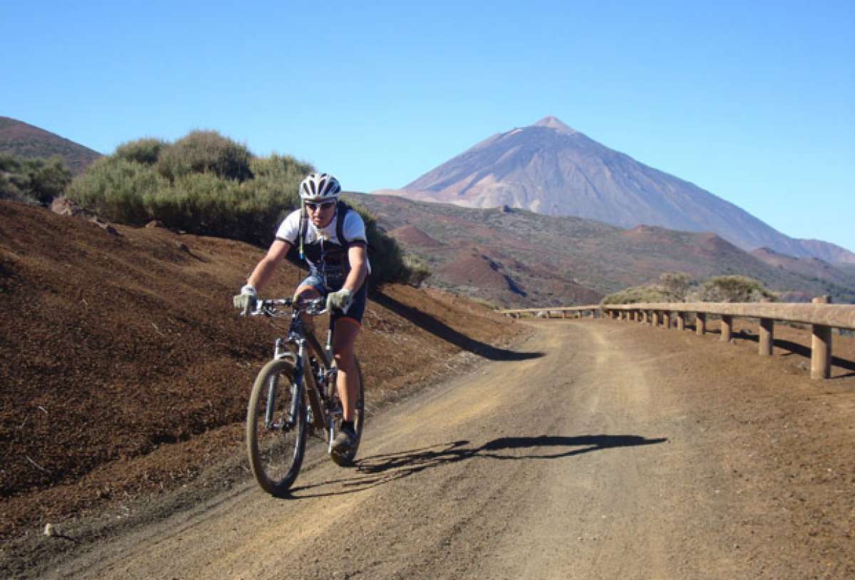 La foto del día en TodoMountainBike: 'Ruteando entre volcanes'