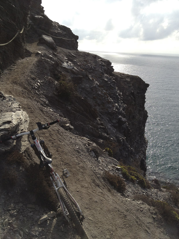 La foto del día en TodoMountainBike: '¡Uff! Menos mal que hay una soga...'