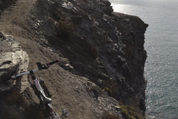 La foto del día en TodoMountainBike: "¡Uff! Menos mal que hay una soga..."