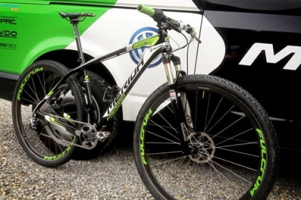 Sorpresa, sorpresa: Nuevas ruedas ultraligeras de Fulcrum en fibra de carbono en el equipo Merida MultiVan