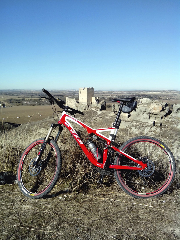 La foto del día en TodoMountainBike: 'En el Castillo de Oreja'