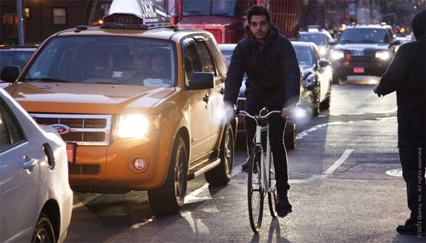 Indicator, unos puños para bicicleta con sistema luminoso LED de seguridad integrado
