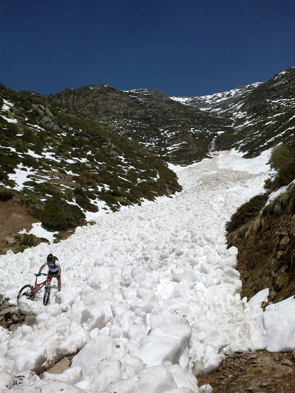 La foto de la semana en TodoMountainBike: 'Cruzando un alud'