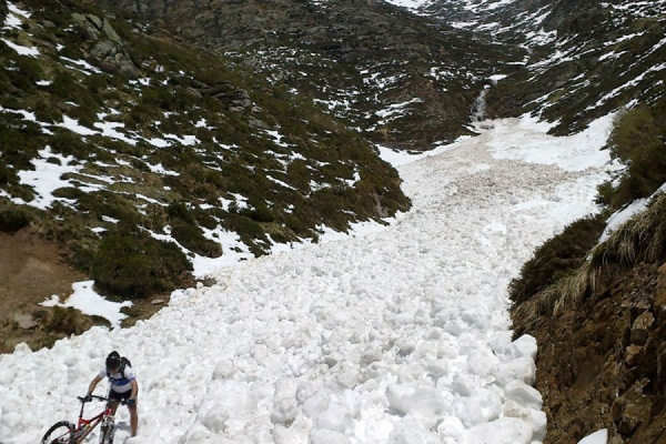 La foto de la semana en TodoMountainBike: "Cruzando un alud"