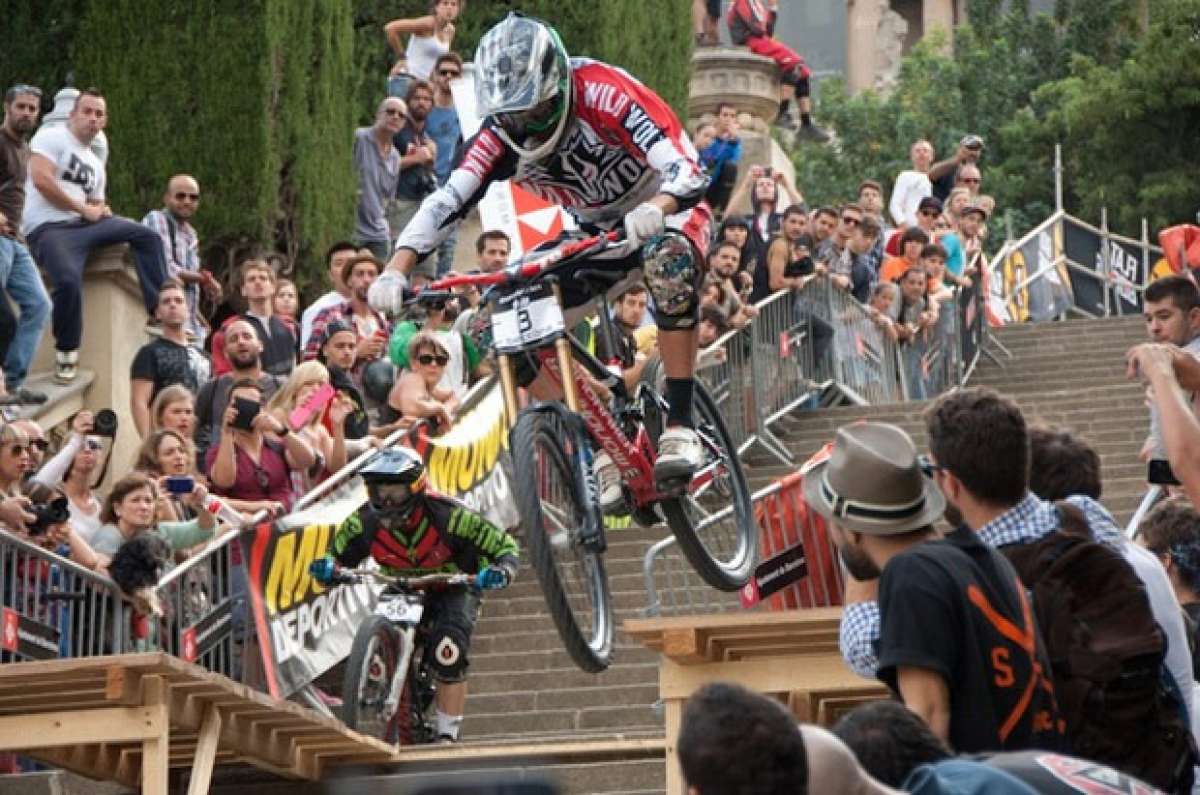 Video: Down Urban BCN, espectacular descenso urbano por las calles de Barcelona