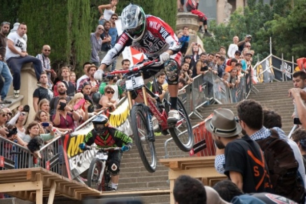 Video: Down Urban BCN, espectacular descenso urbano por las calles de Barcelona