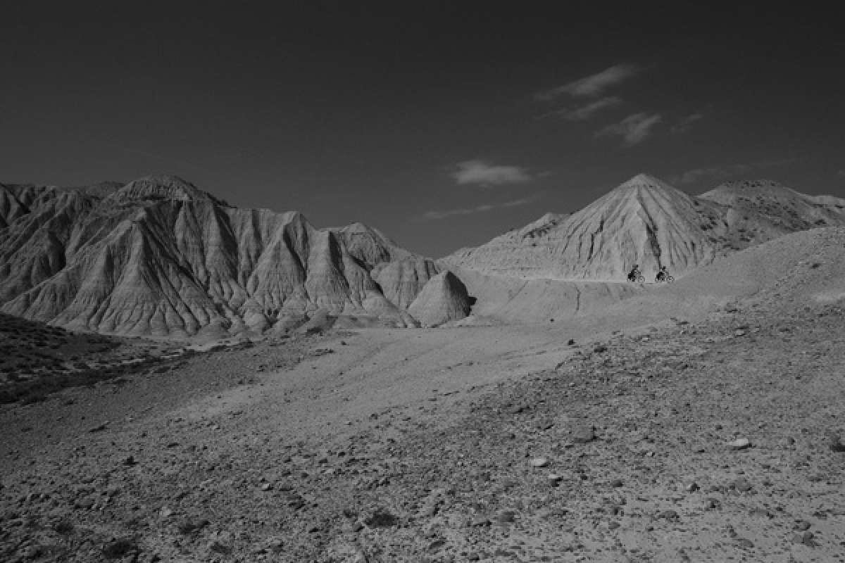 La foto de la semana en TodoMountainBike: 'Mountain Bike con alforjas en las Bardenas Reales'