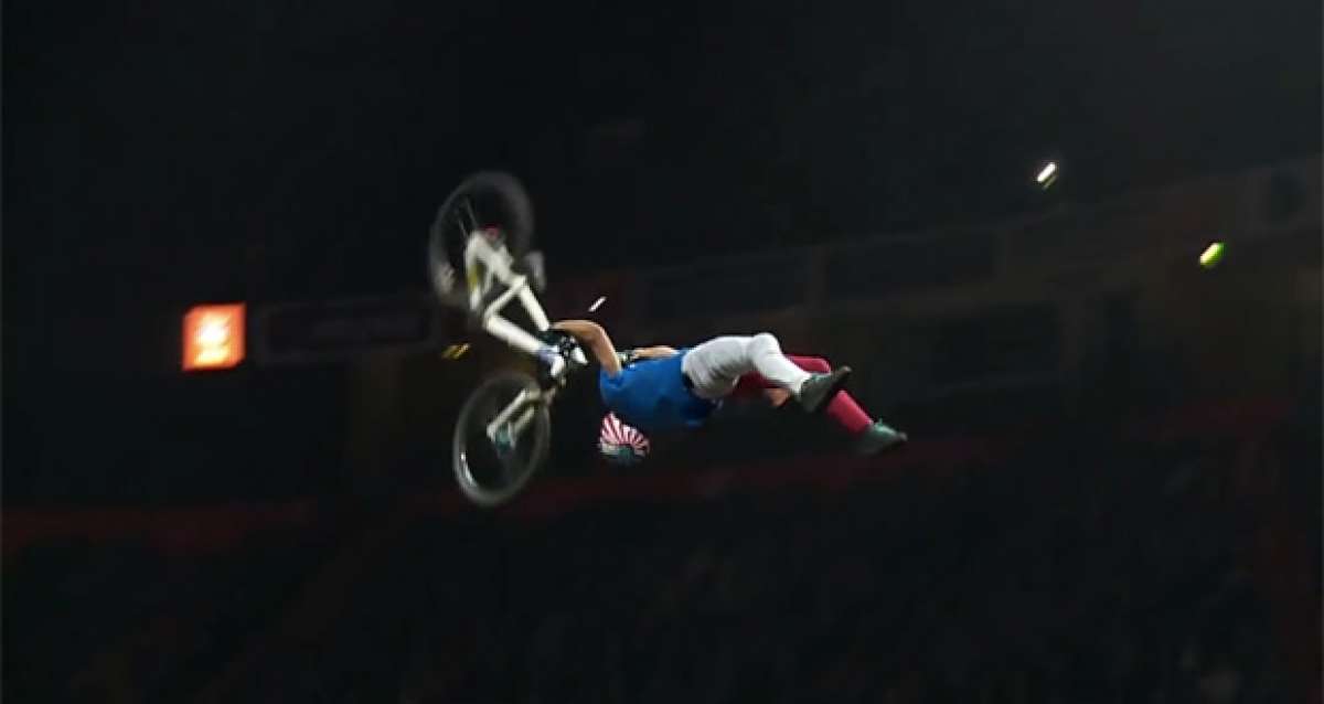 'Superman Double Backflip', probablemente la acrobacia más increíble (y difícil) sobre una bicicleta