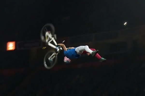 Video: "Superman Double Backflip", probablemente la acrobacia más increíble (y difícil) sobre una bicicleta