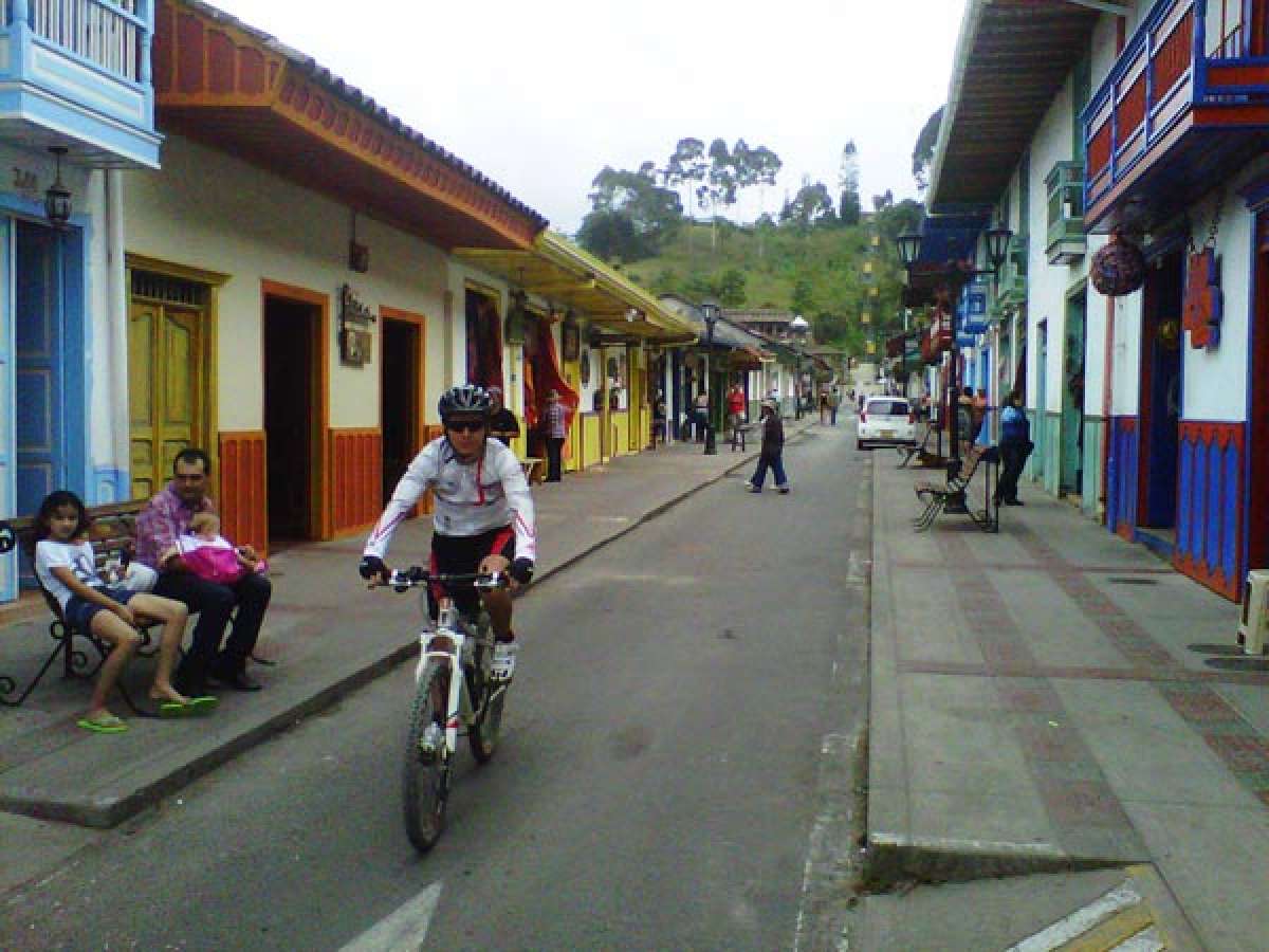 La foto de la semana en TodoMountainBike: 'Un pueblito llamado Salento'