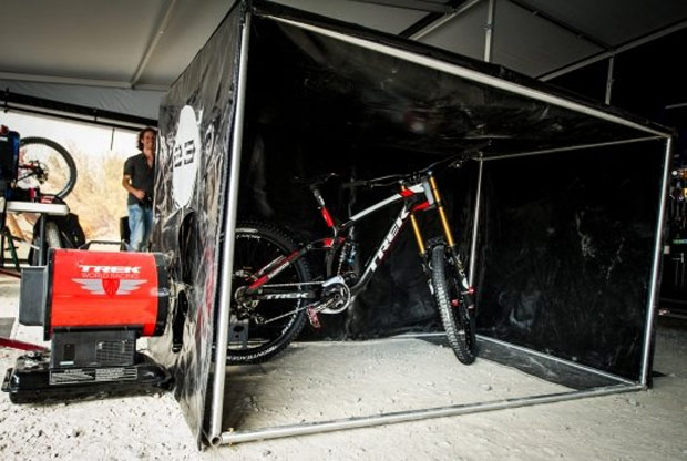 El Box calentador de bicicletas inspirado en la Fórmula 1 del equipo Trek World Racing