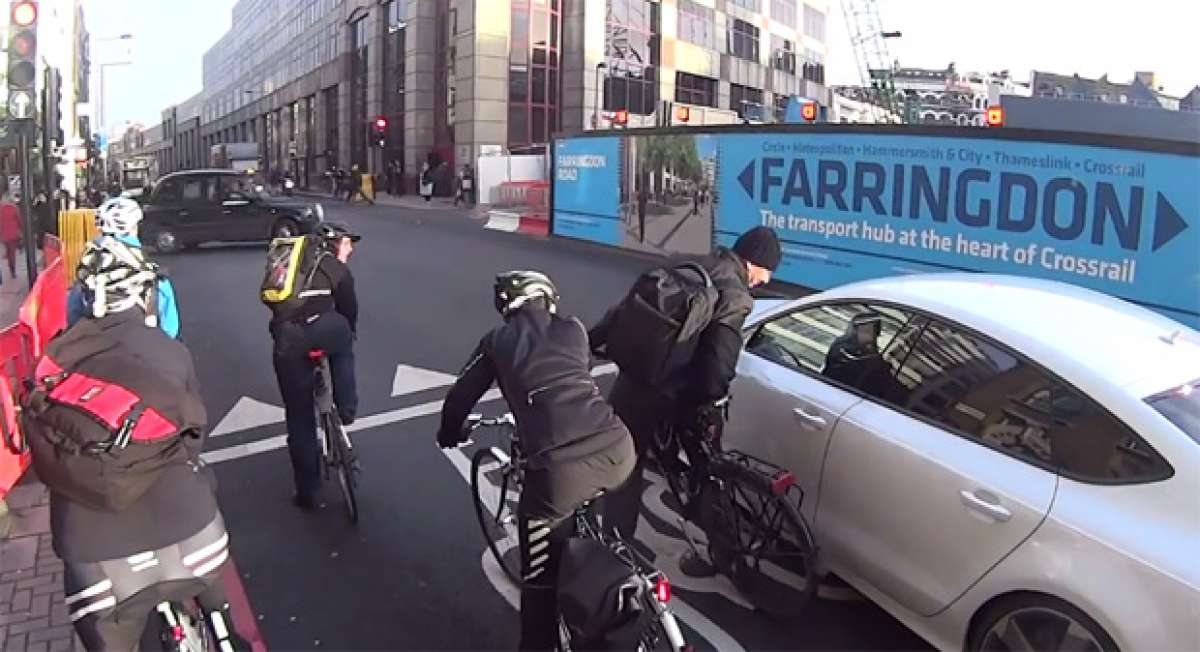Video: Un conductor avispado, un ciclista mosqueado y un hostión en toda regla