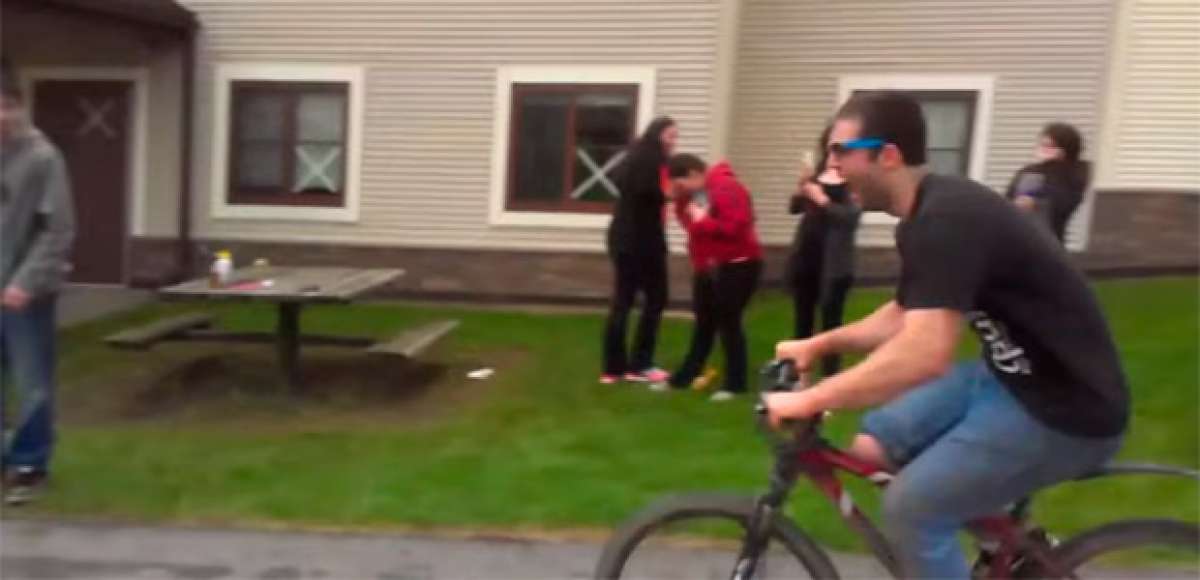 Impresionante caída en bicicleta con tajo en la ceja incluido, o por qué SIEMPRE hay que usar el casco