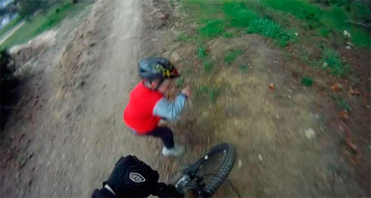 Un Bike Park + Una bicicleta + Un niño despistado = Un accidente inminente
