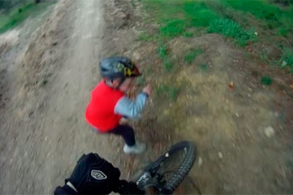 Un Bike Park + Una bicicleta + Un niño despistado = Un accidente inminente