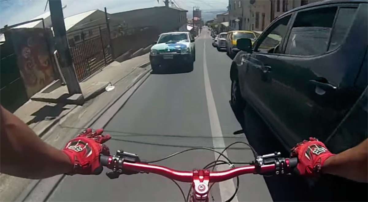 Así graba un ciclista imprudente su propio (y tristemente previsible) atropello