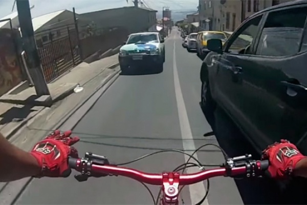 Así graba un ciclista imprudente su propio (y tristemente previsible) atropello