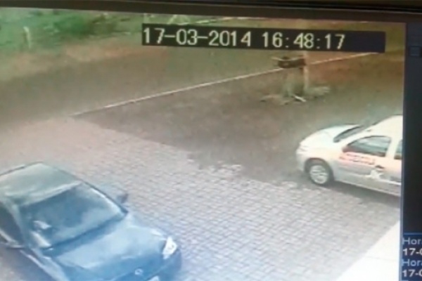 Un conductor imprudente, un colchón mal atado y un ciclista muy, pero que muy afortunado