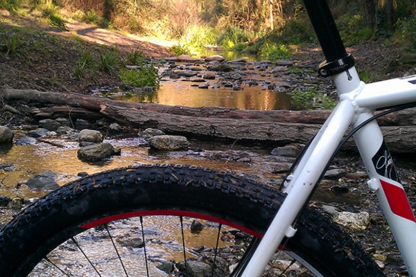 La foto del día en TodoMountainBike: "Cruzando la Riera de Vallvidrera"