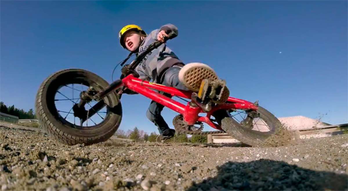 Dos hermanos de 5 años, dos bicicletas BMX y muchas cámaras GoPro. Diversión y ternura a partes iguales...