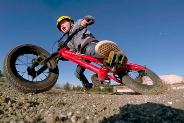 Dos hermanos de 5 años, dos bicicletas BMX y muchas cámaras GoPro. Diversión y ternura a partes iguales...