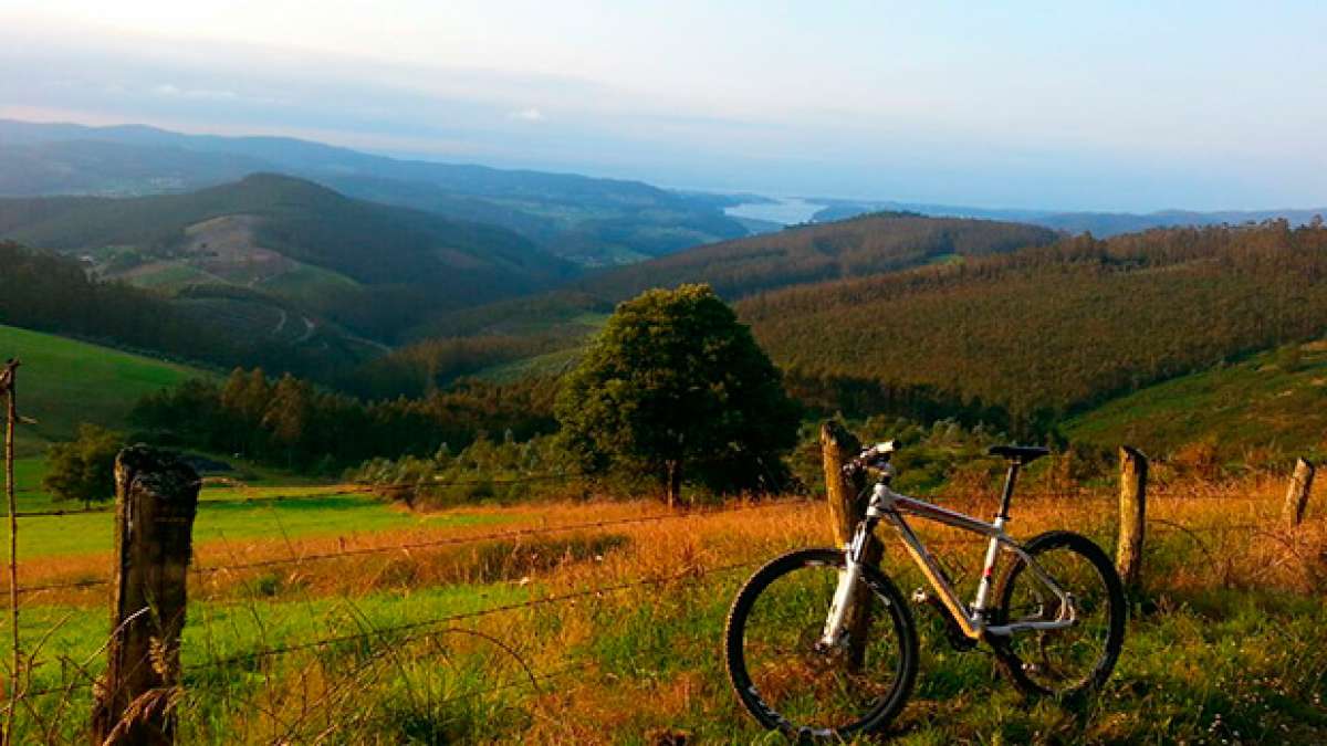 La foto del día en TodoMountainBike: 'Entre dos tierras'