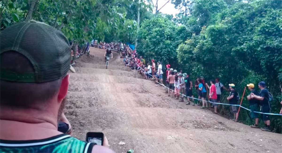 En TodoMountainBike: Copa del Mundo DH 2014: Un piloto sufre una grave caída, un espectador coge su bicicleta, y se pega el gran HOSTIÓN