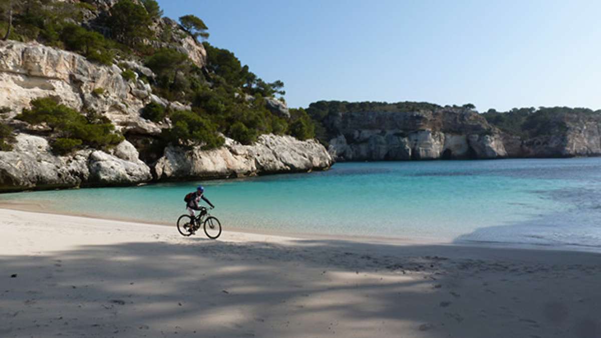 La foto del día en TodoMountainBike: 'Cala Macarelleta - Vuelta a Menorca en BTT'