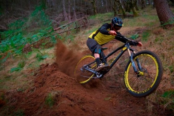 Joe Barnes y la Canyon Spectral CF de 2015 en acción