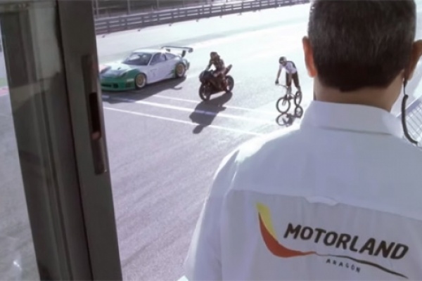 Un circuito de carreras + Un Porsche + Una motocicleta + Una bicicleta de Trial = Espectáculo garantizado