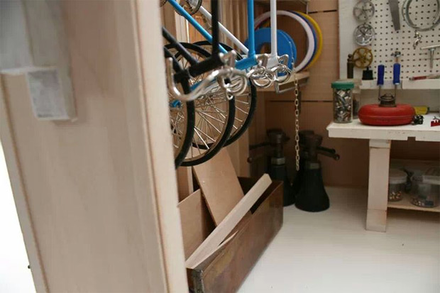 Curioso, curioso: Un completo taller para bicicletas... en el interior de una casita de muñecas