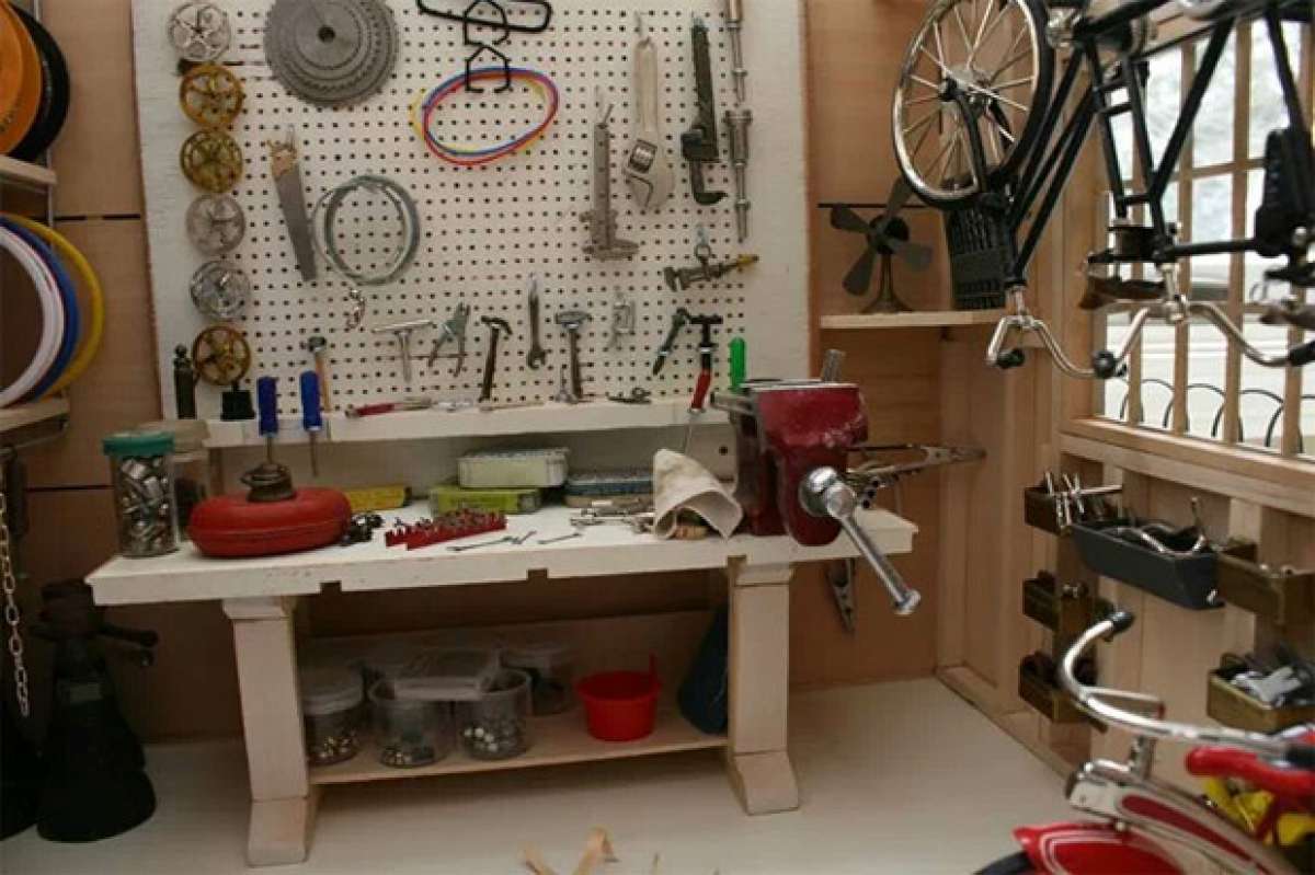 Curioso, curioso: Un completo taller para bicicletas... en el interior de una casita de muñecas