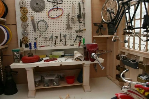 Curioso, curioso: Un completo taller para bicicletas... en el interior de una casita de muñecas