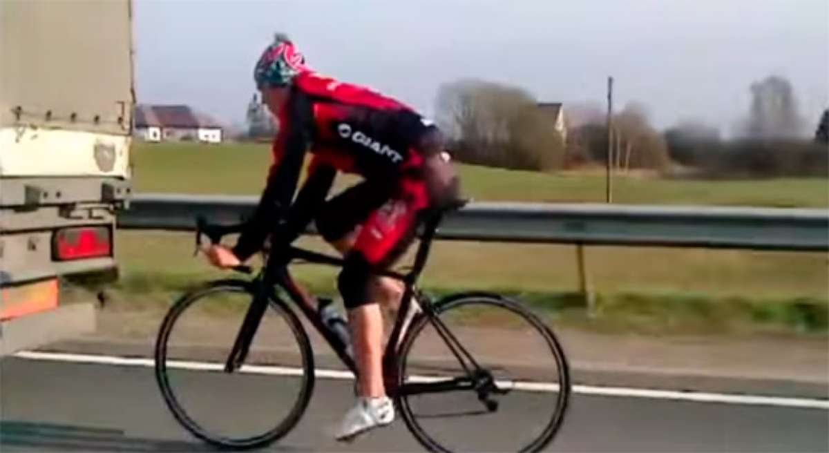 Pegado a un camión, a 90 km/h, sin casco y por la autopista. Otro ciclista suicida 'cazado' por la cámara