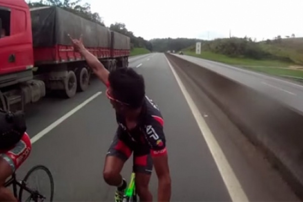 Dos ciclistas a 124 km/h, sin casco y por la autopista. ¿Imprudentes? Imprudentes no, lo siguiente