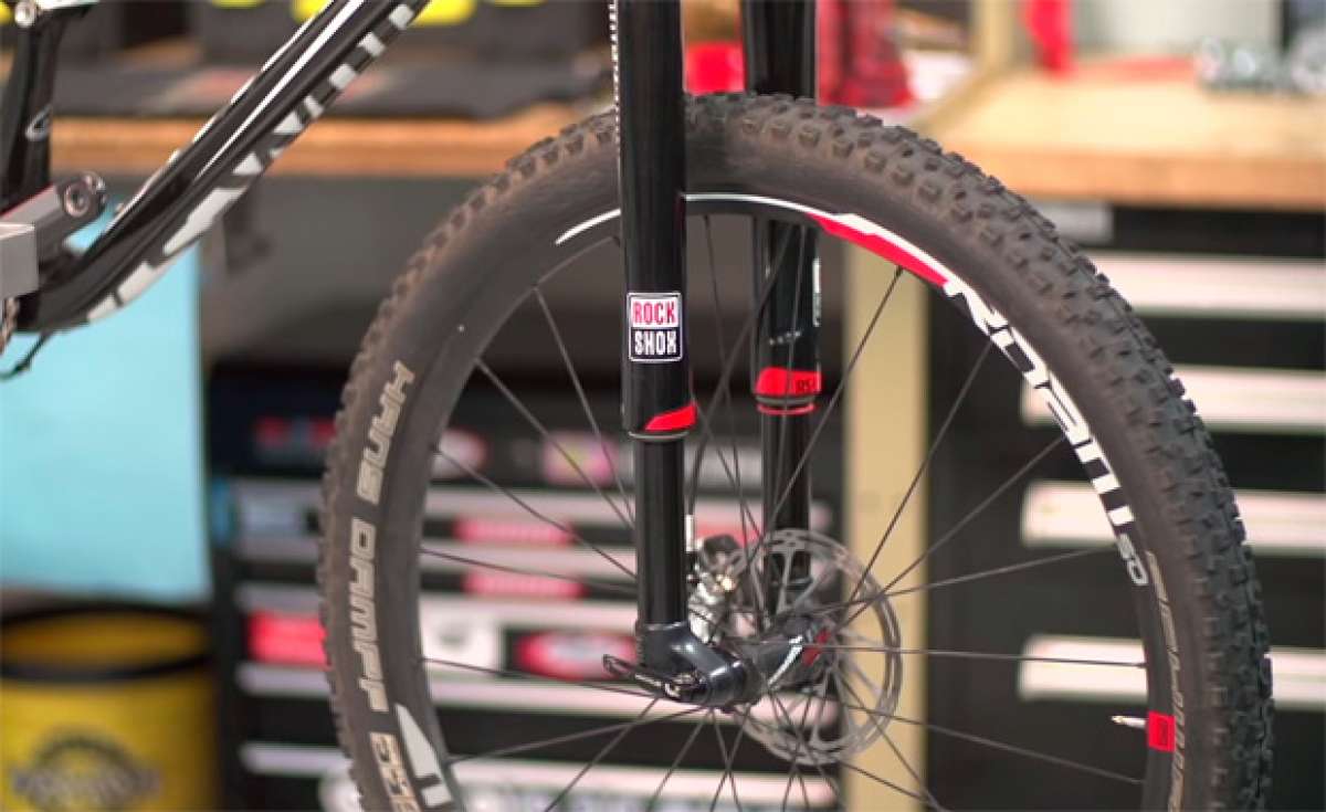 Así se ajusta el eje pasante y se guían los cables de la nueva horquilla invertida RockShox RS-1