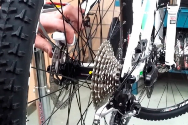 ¿Cómo ajustar la pinza de los frenos hidráulicos de disco de una bicicleta de montaña?