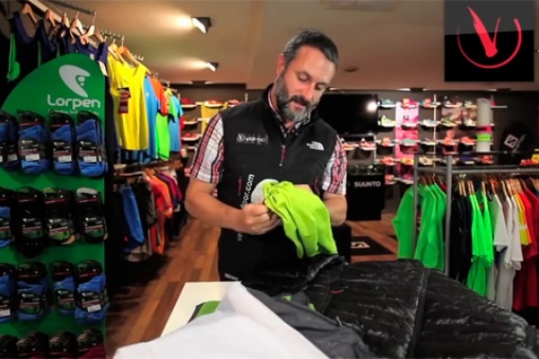 Así se compacta de forma sencilla y práctica una chaqueta o pantalón de montaña